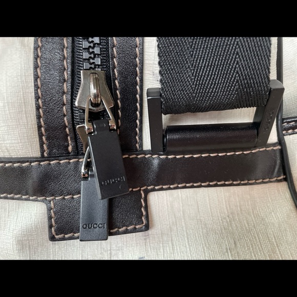 Gucci Original Cream Duffle Bag with Details in Black and Green - Picture 11 of 16